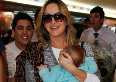 Com os filhos, Claudia Leitte causa tumulto no aeroporto